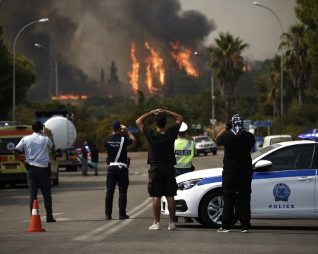 Гърция: Голям пожар спря движението по основна магистрала за Атина