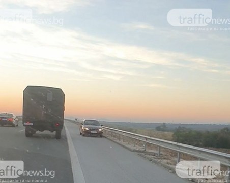 Гастербайтери подхвърлиха 30 евро на полицаи край Пазарджик, карали в аварийна лента