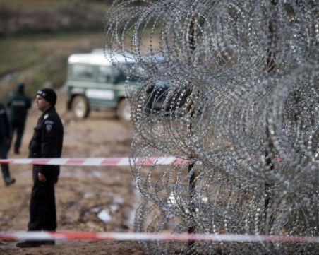 Гранични полицаи задържаха петима каналджии с 10 незаконни имигранти