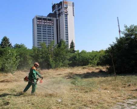 Косят тревите и чистят боклука от парка зад хотел 