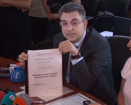 Пламен Николов показа дипломите си, но не каза министрите си