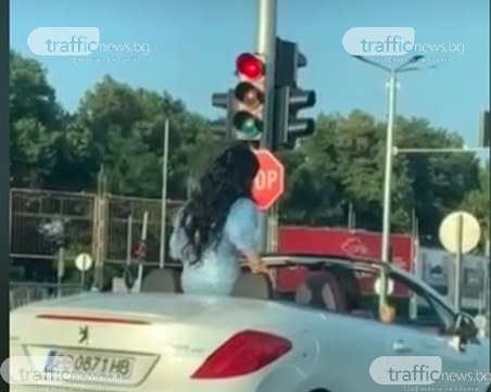 Пловдивска Елза в кабриолет показва завидни танцови умения на оживен булевард