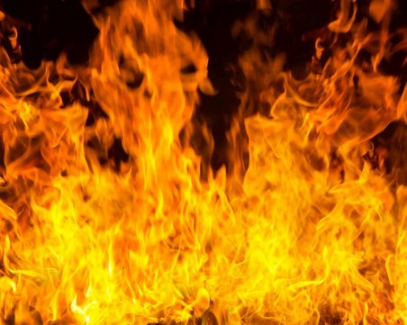 Продължава потушаването на пожара в кюстендилското Долно село