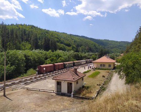 Специален туристически влак ще продължава да пътува по теснолинейката