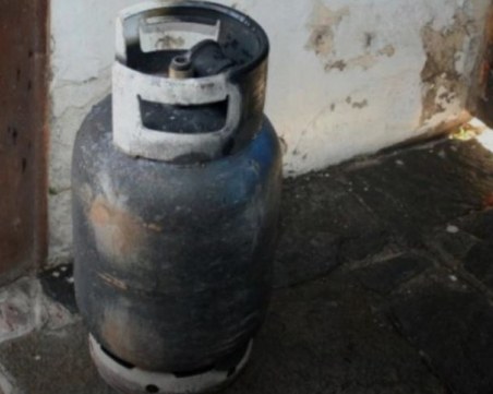 Взрив на газова бутилка разцепи къща в Рогош