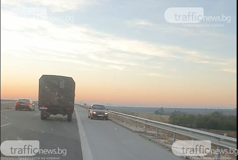 Гастербайтери подхвърлиха 30 евро на полицаи край Пазарджик, карали в аварийна лента