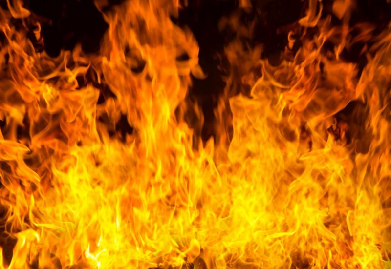 Продължава потушаването на пожара в кюстендилското Долно село