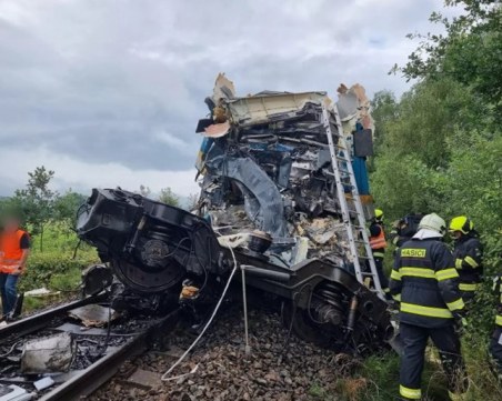 Двама загинали и десетки ранени след катастрофа между два влака в Чехия