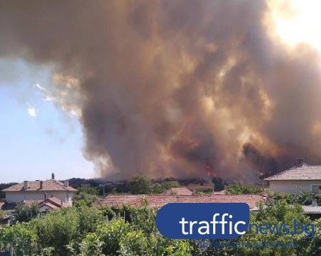 Евакуират жители на Старосел, огънят стигна до къщите