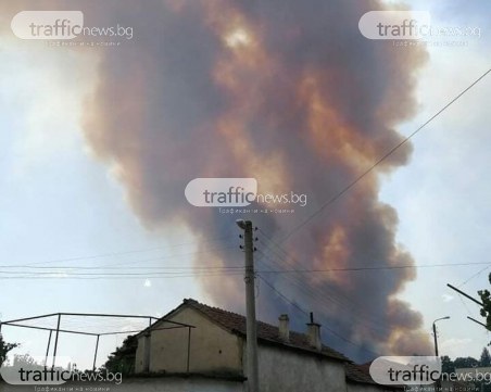 Голям пожар в пловдивско село на метри от къщите