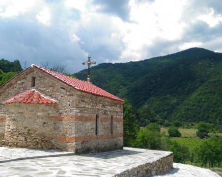 Обновиха параклисите край Бачковския манастир, паркоместата са три пъти повече