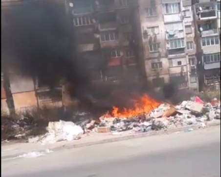 Отново! Пламна едно от незаконните сметища в Столипиново