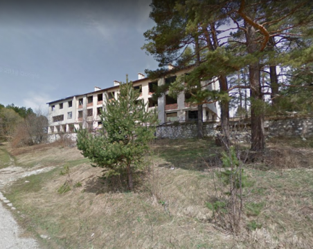 Пуснаха на търг изоставен хотел на хижа Здравец, крайният собственик - офшорна фирма