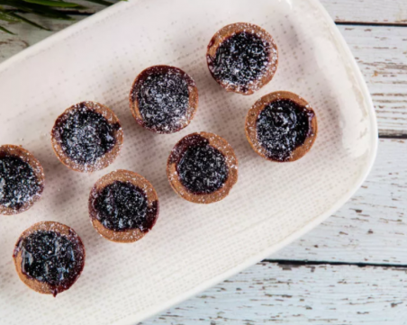 Шоколадови тарталети със сладко от череши