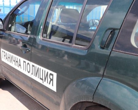 Трафикант на мигранти се опита да избяга от полицията, хванаха го  с 9 сирийци
