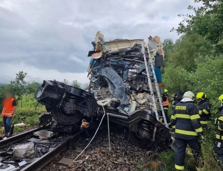 Двама загинали и десетки ранени след катастрофа между два влака в Чехия