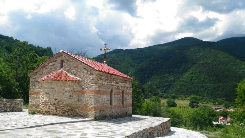 Обновиха параклисите край Бачковския манастир, паркоместата са три пъти повече