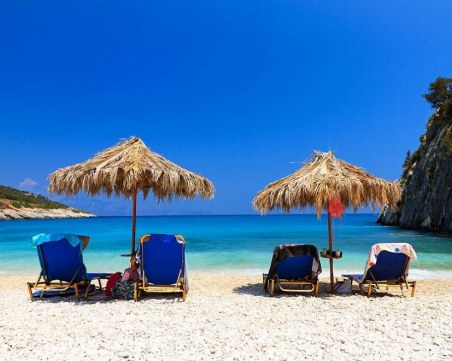 Гърция наложи полицейски час и забрани музиката на два популярни острова