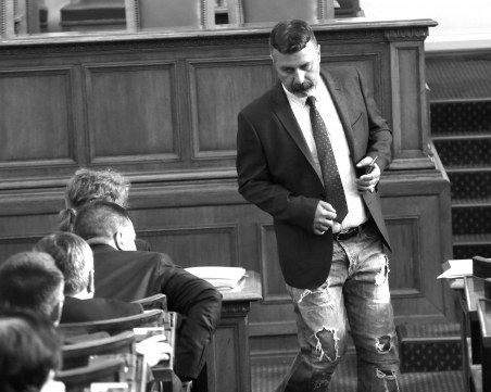 Ива Митева смъмри Филип Станев за раздърпаните дънки