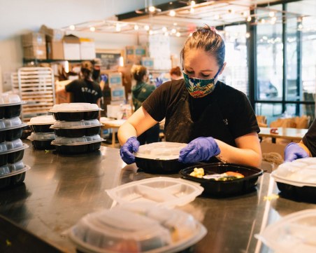 МЗ: Започват проверки за носене на маски на закрито в заведенията по Черноморието