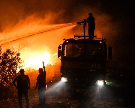 Опасно: Пожарите в Турция достигнаха до електроцентрала