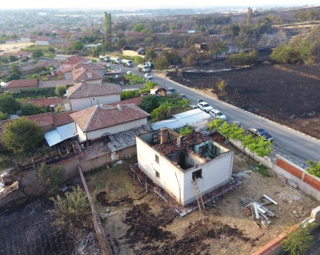 Прокуратурата пое пожара в Старосел, разследват причините