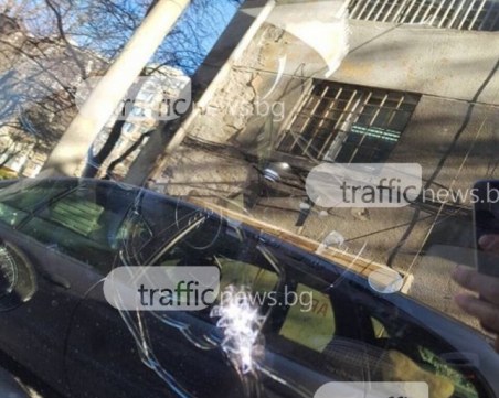 Вендета край Хисаря! Трима потрошиха колата на мъж, разбиха врата на къща