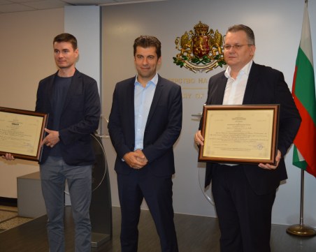 Връчиха инвестиционни сертификати за компания за нанокосмически технологии и електромобили
