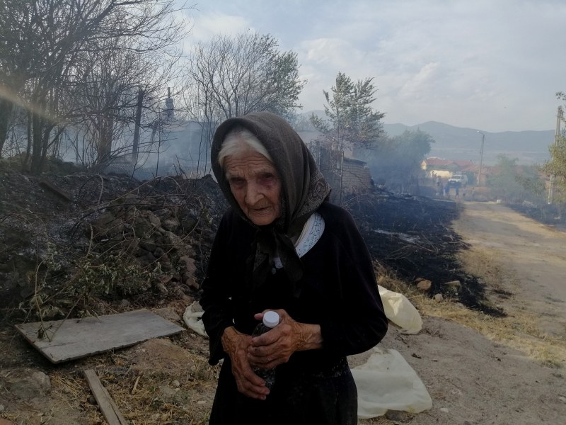 Смелостта на 90-годишната баба Мария я превърна в герой след пожара в Старосел