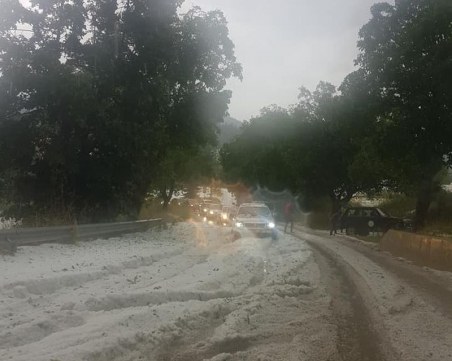 Август е февруари! 35 см ледена покривка след градушка в Смолянско