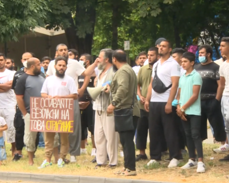 Близки на Ахмед Муса излязоха на протест пред съда в Пазарджик