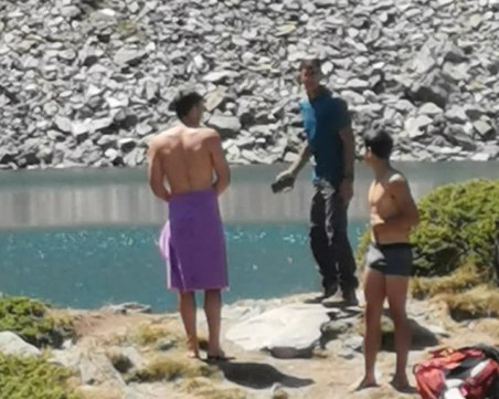 Младежи се изкъпаха в езеро Окото, грози ги глоба до 5000 лева