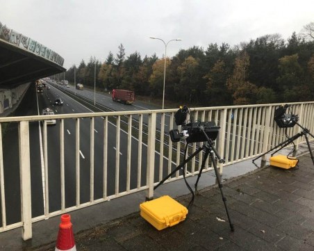 Нови камери засичат шофьорите дори и само да държат мобилния телефон в ръка