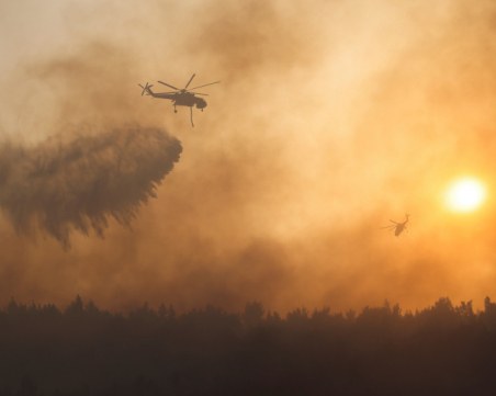 Огнената стихия в Гърция взе първата си жертва, пожарите се разрастват
