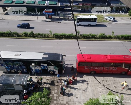 Туроператори тормозят пловдивчани посред нощ, превърнаха булевард в автогара