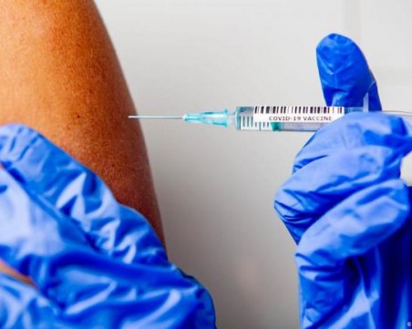 Задължителна ваксинация за здравните работници в Калифорния