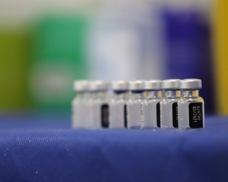 МЗ отговаря: Можем ли да се заразим с COVID-19 след ваксинация