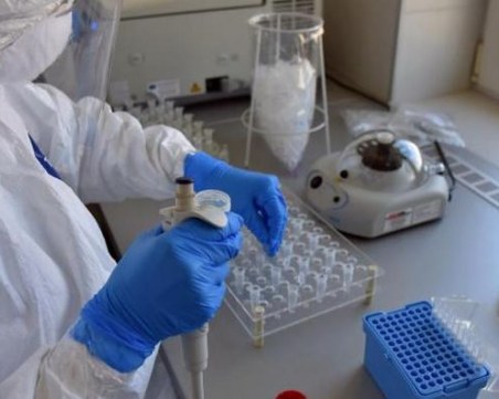 Неваксинираните са два пъти по-застрашени от повторно заразяване