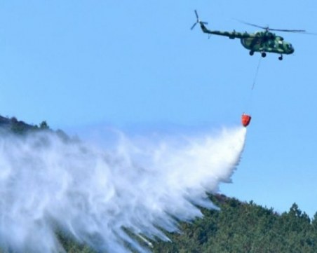 Вертолет се включи в гасенето на пожара край хисарското село Михилци