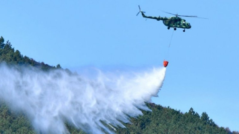 Вертолет се включи в гасенето на пожара край хисарското село Михилци