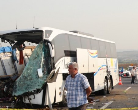 Автобус се преобърна в Турция, жертвите са най-малко 14