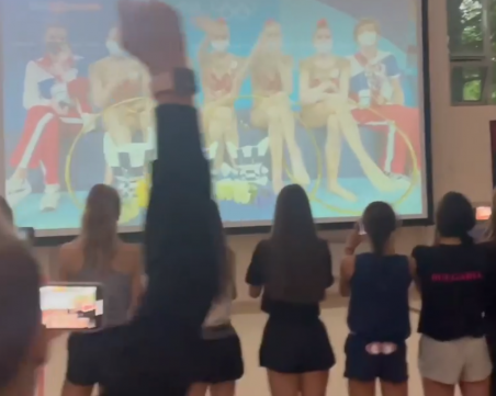 Видео показва невероятната атмосфера, в която близки и треньори посрещнаха успеха на Златните момичета