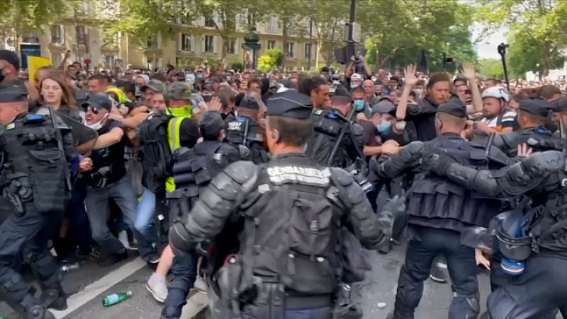След протестите: Смекчават изискванията за здравен Covid пропуск във Франция