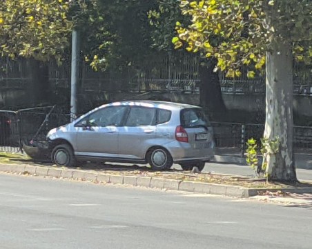 Кола се вряза в оградата пред Стоматологичния факултет