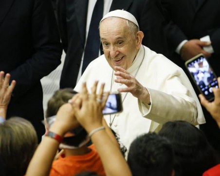 Намериха плик с три куршума, адресиран до папата