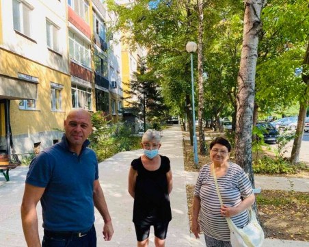 Нови бетонови тротоари смениха старите плочки пред блок в 