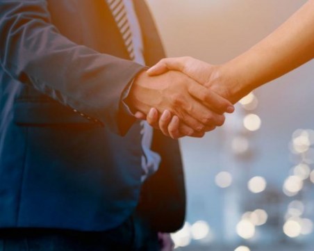 При ръкостискане се прехвърлят повече бактерии, отколкото при целувка