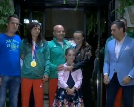 С гайдари посрещнаха олимпийската шампионка Стойка Кръстева