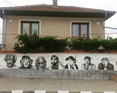 Стената на смеха в Старо Железаре: Дамите Стоянка Мутафова и Упи Голдбърт канят Стефан Данаилов И Чарли Чаплин