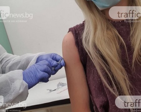 Започват да ваксинират учители с мобилни екипи в София